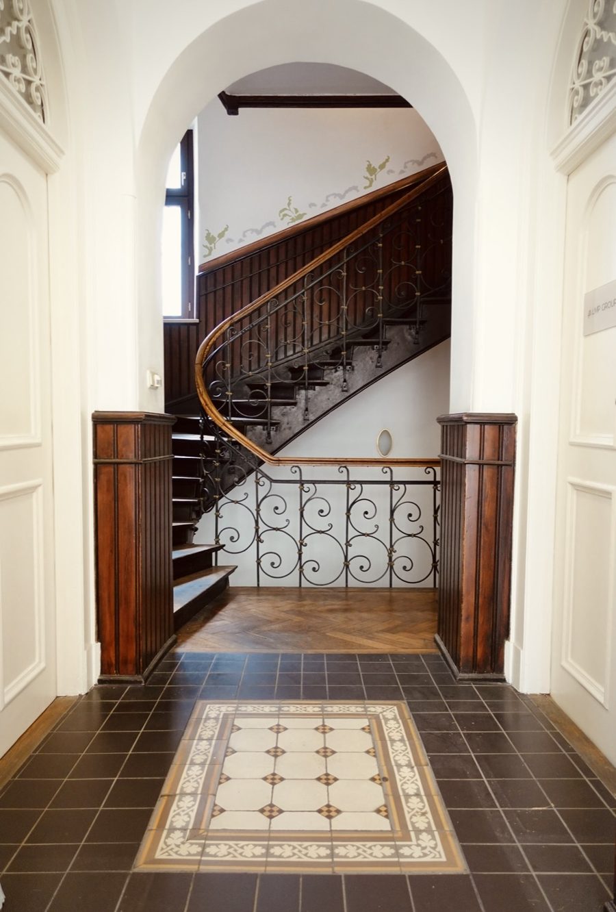Eingang der Praxis – Jugendstil-Treppenhaus in der Triftstraße 13