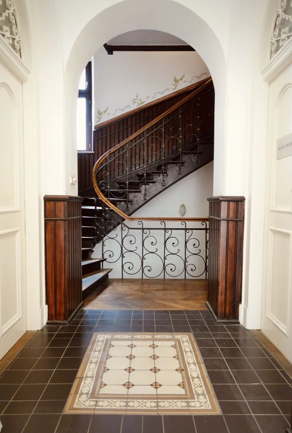 Eingang und Treppenhaus im Altbau der Praxis